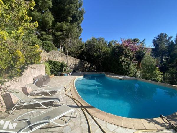 Maison T4/5 avec vue mer,  piscine, garage et atelier sur 2185 m² de terrain en restanques.