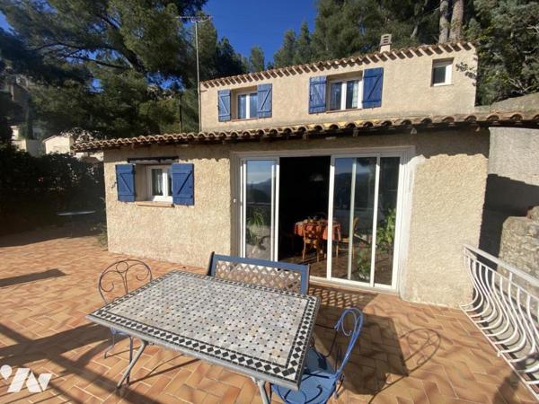 Maison T4/5 avec vue mer,  piscine, garage et atelier sur 2185 m² de terrain en restanques.