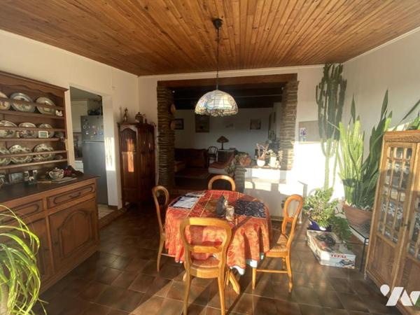 Maison T4/5 avec vue mer,  piscine, garage et atelier sur 2185 m² de terrain en restanques.