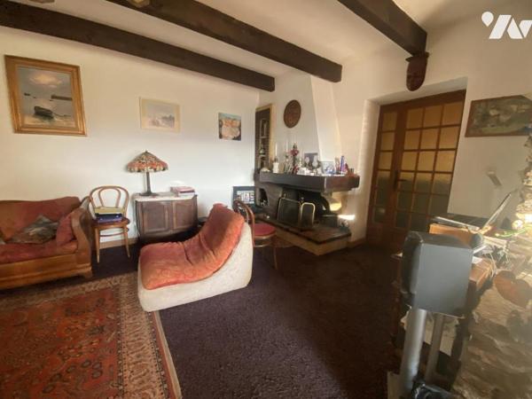 Maison T4/5 avec vue mer,  piscine, garage et atelier sur 2185 m² de terrain en restanques.