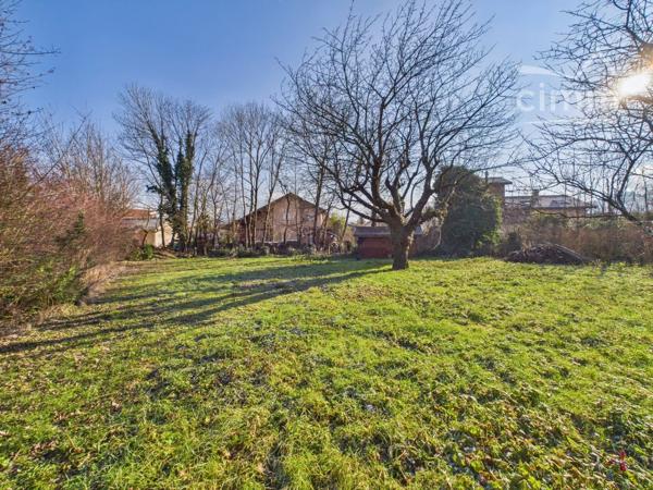 Très beau terrain constructible de 1 000 m² en retrait de la route.