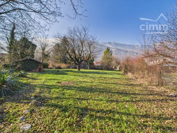 Très beau terrain constructible de 1 000 m² en retrait de la route.