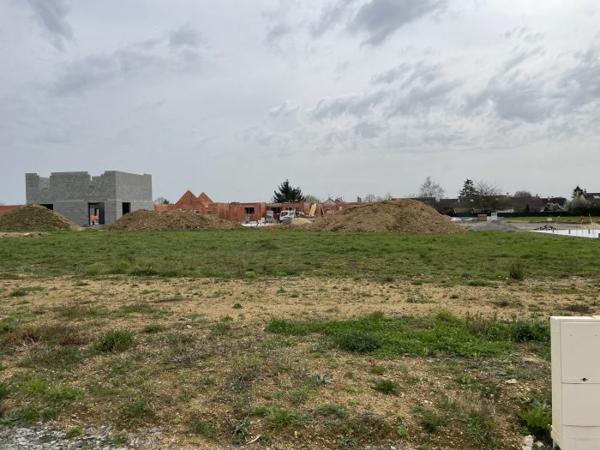Terrain Constructible Neuville-sur-Sarthe 04 a 61 ca , 01 a 50 ca constructibles