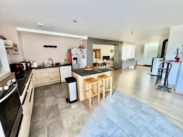 Maison de bourg 3 chambres avec jardin et appartement à rénover