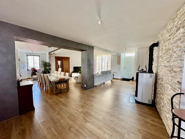 Maison de bourg 3 chambres avec jardin et appartement à rénover