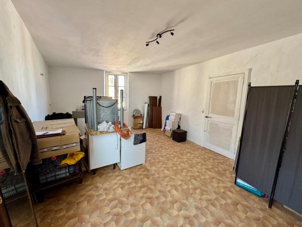 Maison de bourg 3 chambres avec jardin et appartement à rénover