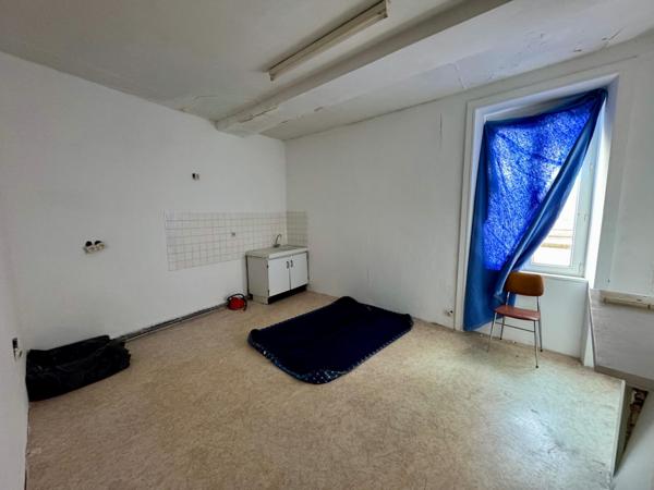 Maison de bourg 3 chambres avec jardin et appartement à rénover