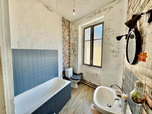 Maison de bourg 3 chambres avec jardin et appartement à rénover