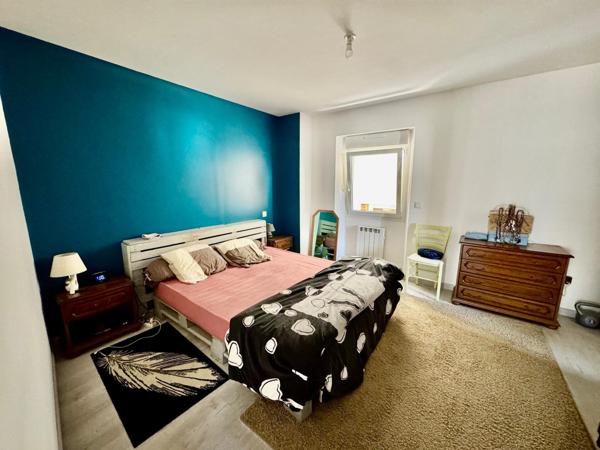 Maison de bourg 3 chambres avec jardin et appartement à rénover