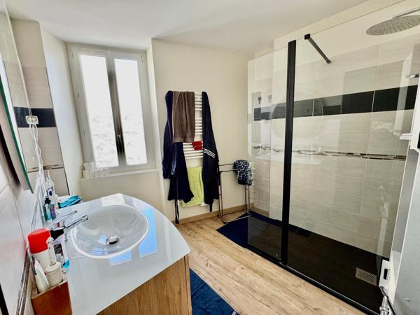 Maison de bourg 3 chambres avec jardin et appartement à rénover