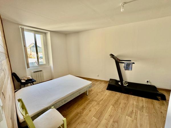 Maison de bourg 3 chambres avec jardin et appartement à rénover