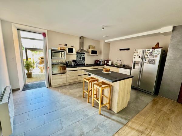 Maison de bourg 3 chambres avec jardin et appartement à rénover