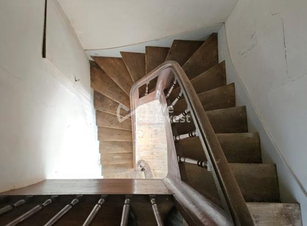 Maison de ville au fort potentiel – emplacement central et prix très attractif