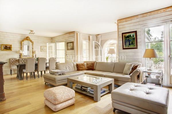 Maison récente d'environ 320m2 en parfait état 6 chambres terrasses et jardins