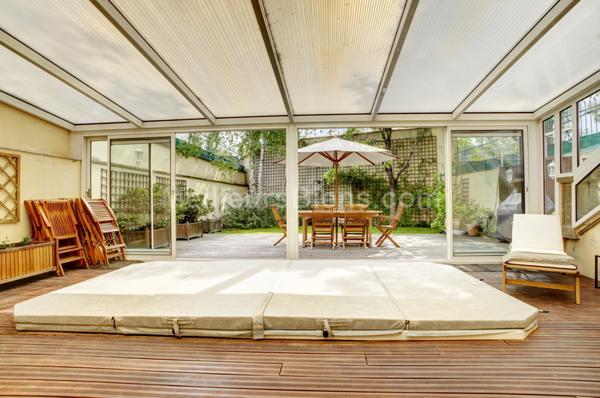 Maison récente d'environ 320m2 en parfait état 6 chambres terrasses et jardins