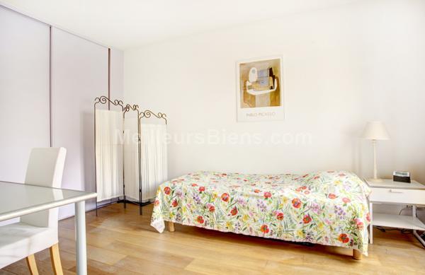 Maison récente d'environ 320m2 en parfait état 6 chambres terrasses et jardins