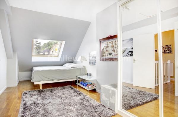 Maison récente d'environ 320m2 en parfait état 6 chambres terrasses et jardins