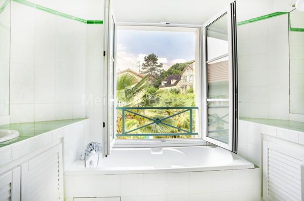 Maison récente d'environ 320m2 en parfait état 6 chambres terrasses et jardins