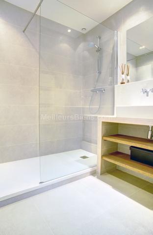 Maison récente d'environ 320m2 en parfait état 6 chambres terrasses et jardins