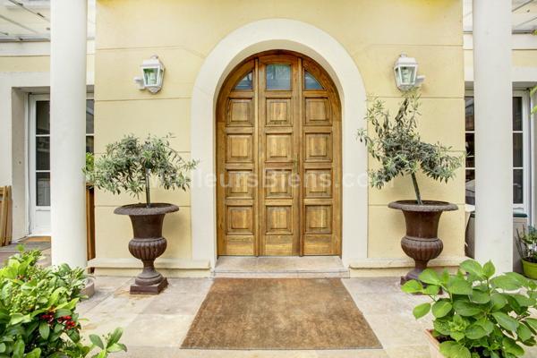 Maison récente d'environ 320m2 en parfait état 6 chambres terrasses et jardins