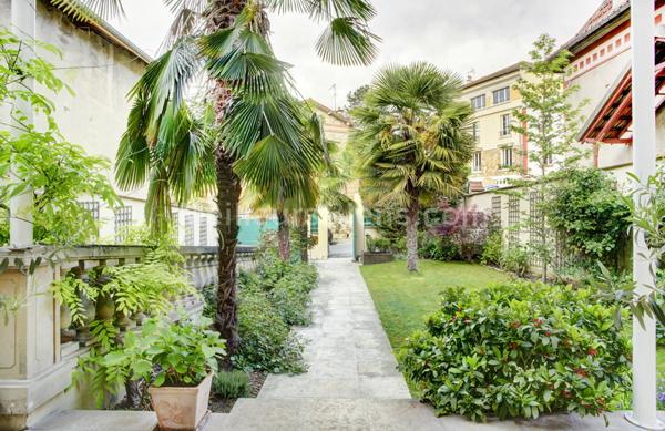 Maison récente d'environ 320m2 en parfait état 6 chambres terrasses et jardins