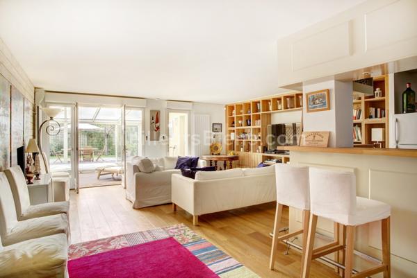 Maison récente d'environ 320m2 en parfait état 6 chambres terrasses et jardins