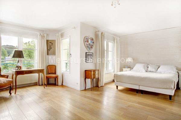 Maison récente d'environ 320m2 en parfait état 6 chambres terrasses et jardins