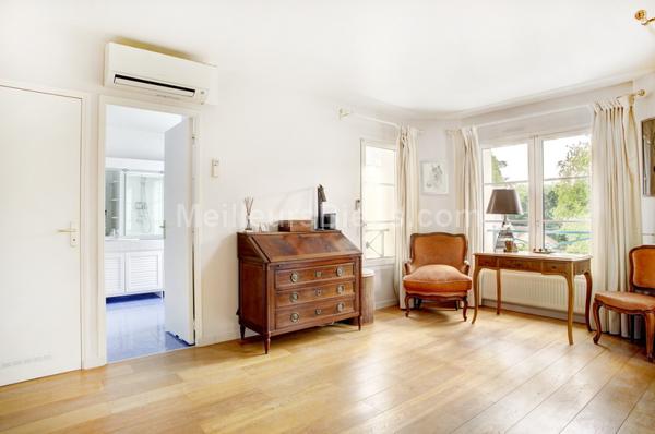 Maison récente d'environ 320m2 en parfait état 6 chambres terrasses et jardins