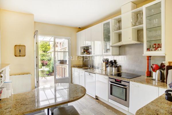 Maison récente d'environ 320m2 en parfait état 6 chambres terrasses et jardins