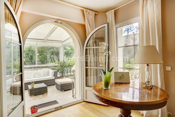 Maison récente d'environ 320m2 en parfait état 6 chambres terrasses et jardins