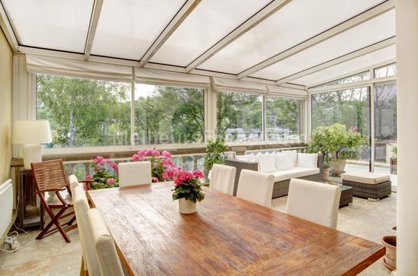 Maison récente d'environ 320m2 en parfait état 6 chambres terrasses et jardins