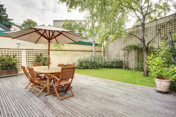 Maison récente d'environ 320m2 en parfait état 6 chambres terrasses et jardins