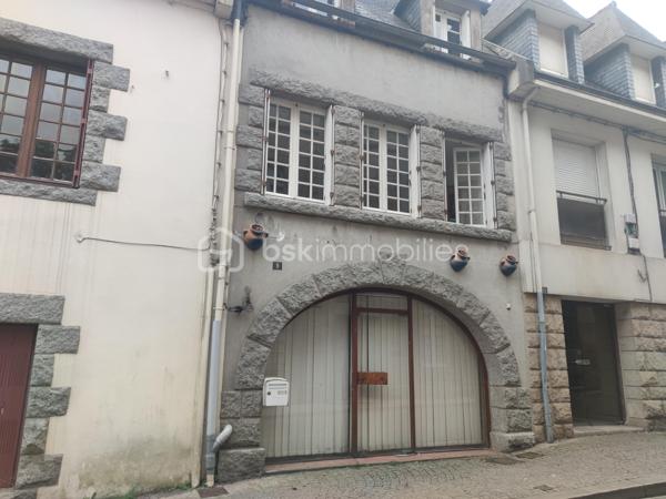 Ce bien situé sur la commune de Lesneven en plein centre ville est une opportunité à saisir.

Datant de 1967, il se situe proche de toutes commodités. Il se compose d'un appartement mais également d'un local commercial au rez de chaussée. ce dernier a une superficie de 63 m2 et peut accueillir une nouvelle activité professionnel si l'envie vous animé.

En ce qui concerne l'appartement de 74m2, il se décompose comme suit : 

Au premier étage : 

- cuisine 
- salon / séjour
-  wc séparé ainsi qu'un petit cellier 

Une petite terrasse bois est accessible par la cuisine.

Au deuxième étage : 

- une chambre
- salle de bain avec wc
- deux pièces qui peuvent faire office de bureau et de dressing mais qui actuellement servent de chambre.

Une cave complète ce bien.
Des travaux sont tout de même à prévoir pour pouvoir notamment laisser libre cours à votre imagination.

Pour toutes informations complémentaires et éventuelles visites, n'hésitez pas à me contacter, je reste à votre disposition.

.