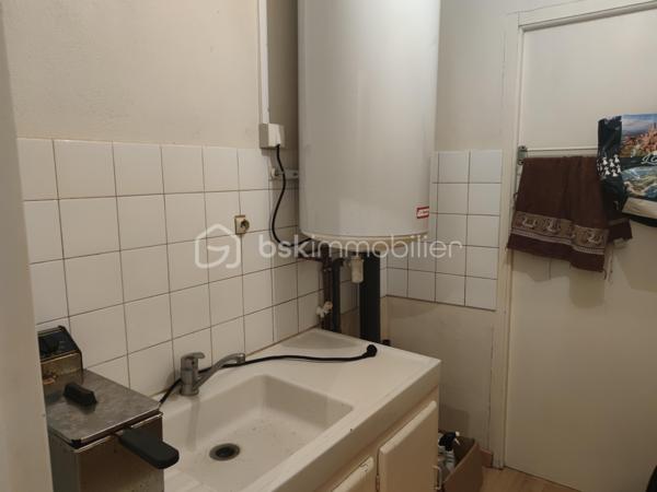 Ce bien situé sur la commune de Lesneven en plein centre ville est une opportunité à saisir.

Datant de 1967, il se situe proche de toutes commodités. Il se compose d'un appartement mais également d'un local commercial au rez de chaussée. ce dernier a une superficie de 63 m2 et peut accueillir une nouvelle activité professionnel si l'envie vous animé.

En ce qui concerne l'appartement de 74m2, il se décompose comme suit : 

Au premier étage : 

- cuisine 
- salon / séjour
-  wc séparé ainsi qu'un petit cellier 

Une petite terrasse bois est accessible par la cuisine.

Au deuxième étage : 

- une chambre
- salle de bain avec wc
- deux pièces qui peuvent faire office de bureau et de dressing mais qui actuellement servent de chambre.

Une cave complète ce bien.
Des travaux sont tout de même à prévoir pour pouvoir notamment laisser libre cours à votre imagination.

Pour toutes informations complémentaires et éventuelles visites, n'hésitez pas à me contacter, je reste à votre disposition.

.