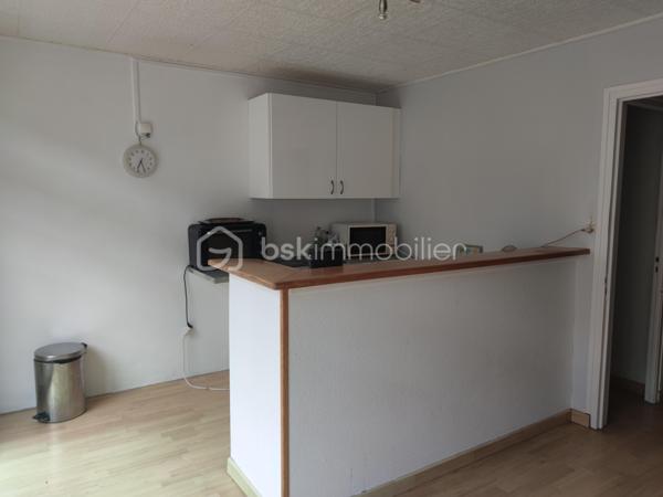 Ce bien situé sur la commune de Lesneven en plein centre ville est une opportunité à saisir.

Datant de 1967, il se situe proche de toutes commodités. Il se compose d'un appartement mais également d'un local commercial au rez de chaussée. ce dernier a une superficie de 63 m2 et peut accueillir une nouvelle activité professionnel si l'envie vous animé.

En ce qui concerne l'appartement de 74m2, il se décompose comme suit : 

Au premier étage : 

- cuisine 
- salon / séjour
-  wc séparé ainsi qu'un petit cellier 

Une petite terrasse bois est accessible par la cuisine.

Au deuxième étage : 

- une chambre
- salle de bain avec wc
- deux pièces qui peuvent faire office de bureau et de dressing mais qui actuellement servent de chambre.

Une cave complète ce bien.
Des travaux sont tout de même à prévoir pour pouvoir notamment laisser libre cours à votre imagination.

Pour toutes informations complémentaires et éventuelles visites, n'hésitez pas à me contacter, je reste à votre disposition.

.
