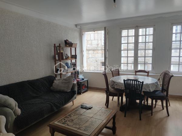 Ce bien situé sur la commune de Lesneven en plein centre ville est une opportunité à saisir.

Datant de 1967, il se situe proche de toutes commodités. Il se compose d'un appartement mais également d'un local commercial au rez de chaussée. ce dernier a une superficie de 63 m2 et peut accueillir une nouvelle activité professionnel si l'envie vous animé.

En ce qui concerne l'appartement de 74m2, il se décompose comme suit : 

Au premier étage : 

- cuisine 
- salon / séjour
-  wc séparé ainsi qu'un petit cellier 

Une petite terrasse bois est accessible par la cuisine.

Au deuxième étage : 

- une chambre
- salle de bain avec wc
- deux pièces qui peuvent faire office de bureau et de dressing mais qui actuellement servent de chambre.

Une cave complète ce bien.
Des travaux sont tout de même à prévoir pour pouvoir notamment laisser libre cours à votre imagination.

Pour toutes informations complémentaires et éventuelles visites, n'hésitez pas à me contacter, je reste à votre disposition.

.