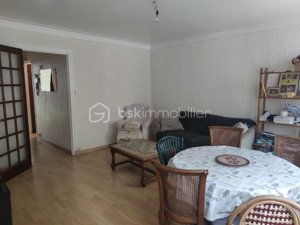 Ce bien situé sur la commune de Lesneven en plein centre ville est une opportunité à saisir.

Datant de 1967, il se situe proche de toutes commodités. Il se compose d'un appartement mais également d'un local commercial au rez de chaussée. ce dernier a une superficie de 63 m2 et peut accueillir une nouvelle activité professionnel si l'envie vous animé.

En ce qui concerne l'appartement de 74m2, il se décompose comme suit : 

Au premier étage : 

- cuisine 
- salon / séjour
-  wc séparé ainsi qu'un petit cellier 

Une petite terrasse bois est accessible par la cuisine.

Au deuxième étage : 

- une chambre
- salle de bain avec wc
- deux pièces qui peuvent faire office de bureau et de dressing mais qui actuellement servent de chambre.

Une cave complète ce bien.
Des travaux sont tout de même à prévoir pour pouvoir notamment laisser libre cours à votre imagination.

Pour toutes informations complémentaires et éventuelles visites, n'hésitez pas à me contacter, je reste à votre disposition.

.