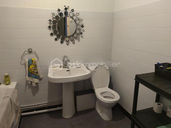 Ce bien situé sur la commune de Lesneven en plein centre ville est une opportunité à saisir.

Datant de 1967, il se situe proche de toutes commodités. Il se compose d'un appartement mais également d'un local commercial au rez de chaussée. ce dernier a une superficie de 63 m2 et peut accueillir une nouvelle activité professionnel si l'envie vous animé.

En ce qui concerne l'appartement de 74m2, il se décompose comme suit : 

Au premier étage : 

- cuisine 
- salon / séjour
-  wc séparé ainsi qu'un petit cellier 

Une petite terrasse bois est accessible par la cuisine.

Au deuxième étage : 

- une chambre
- salle de bain avec wc
- deux pièces qui peuvent faire office de bureau et de dressing mais qui actuellement servent de chambre.

Une cave complète ce bien.
Des travaux sont tout de même à prévoir pour pouvoir notamment laisser libre cours à votre imagination.

Pour toutes informations complémentaires et éventuelles visites, n'hésitez pas à me contacter, je reste à votre disposition.

.