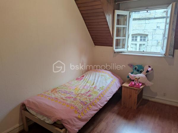 Ce bien situé sur la commune de Lesneven en plein centre ville est une opportunité à saisir.

Datant de 1967, il se situe proche de toutes commodités. Il se compose d'un appartement mais également d'un local commercial au rez de chaussée. ce dernier a une superficie de 63 m2 et peut accueillir une nouvelle activité professionnel si l'envie vous animé.

En ce qui concerne l'appartement de 74m2, il se décompose comme suit : 

Au premier étage : 

- cuisine 
- salon / séjour
-  wc séparé ainsi qu'un petit cellier 

Une petite terrasse bois est accessible par la cuisine.

Au deuxième étage : 

- une chambre
- salle de bain avec wc
- deux pièces qui peuvent faire office de bureau et de dressing mais qui actuellement servent de chambre.

Une cave complète ce bien.
Des travaux sont tout de même à prévoir pour pouvoir notamment laisser libre cours à votre imagination.

Pour toutes informations complémentaires et éventuelles visites, n'hésitez pas à me contacter, je reste à votre disposition.

.