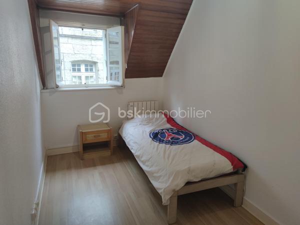 Ce bien situé sur la commune de Lesneven en plein centre ville est une opportunité à saisir.

Datant de 1967, il se situe proche de toutes commodités. Il se compose d'un appartement mais également d'un local commercial au rez de chaussée. ce dernier a une superficie de 63 m2 et peut accueillir une nouvelle activité professionnel si l'envie vous animé.

En ce qui concerne l'appartement de 74m2, il se décompose comme suit : 

Au premier étage : 

- cuisine 
- salon / séjour
-  wc séparé ainsi qu'un petit cellier 

Une petite terrasse bois est accessible par la cuisine.

Au deuxième étage : 

- une chambre
- salle de bain avec wc
- deux pièces qui peuvent faire office de bureau et de dressing mais qui actuellement servent de chambre.

Une cave complète ce bien.
Des travaux sont tout de même à prévoir pour pouvoir notamment laisser libre cours à votre imagination.

Pour toutes informations complémentaires et éventuelles visites, n'hésitez pas à me contacter, je reste à votre disposition.

.