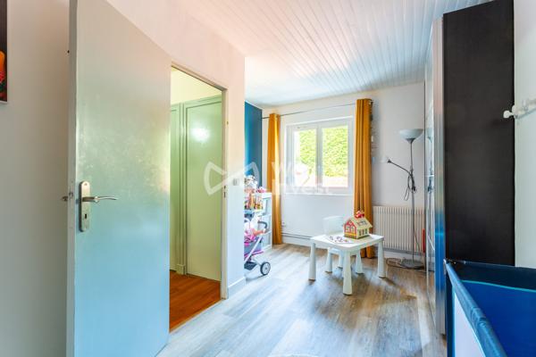 ENSEMBLE IMMOBILIER AVEC MAISON DE 182 m² 4 CHAMBRES - COEUR DU VILLAGE - GARAGE ET LOCAL COMMERCIAL VERNAISON 69390