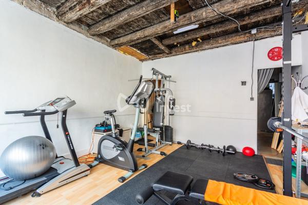 ENSEMBLE IMMOBILIER AVEC MAISON DE 182 m² 4 CHAMBRES - COEUR DU VILLAGE - GARAGE ET LOCAL COMMERCIAL VERNAISON 69390