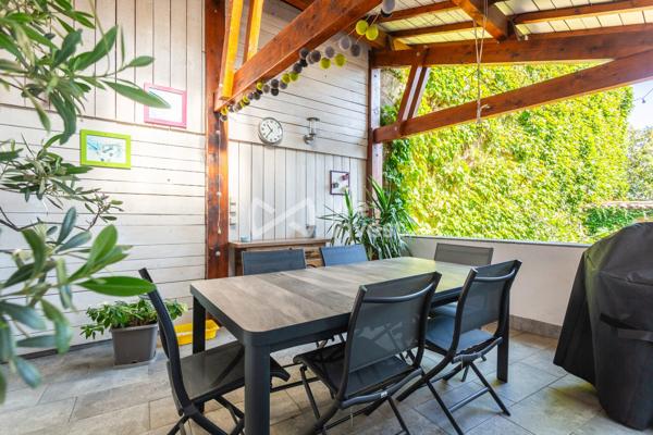 ENSEMBLE IMMOBILIER AVEC MAISON DE 182 m² 4 CHAMBRES - COEUR DU VILLAGE - GARAGE ET LOCAL COMMERCIAL VERNAISON 69390