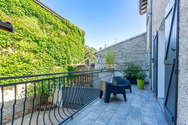 ENSEMBLE IMMOBILIER AVEC MAISON DE 182 m² 4 CHAMBRES - COEUR DU VILLAGE - GARAGE ET LOCAL COMMERCIAL VERNAISON 69390