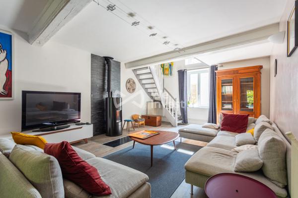 ENSEMBLE IMMOBILIER AVEC MAISON DE 182 m² 4 CHAMBRES - COEUR DU VILLAGE - GARAGE ET LOCAL COMMERCIAL VERNAISON 69390