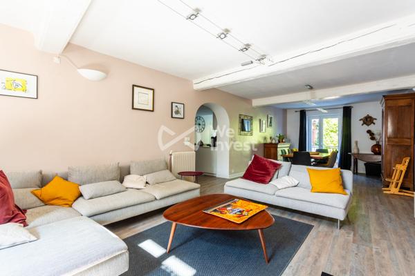 ENSEMBLE IMMOBILIER AVEC MAISON DE 182 m² 4 CHAMBRES - COEUR DU VILLAGE - GARAGE ET LOCAL COMMERCIAL VERNAISON 69390
