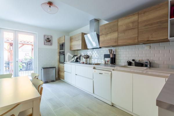 ENSEMBLE IMMOBILIER AVEC MAISON DE 182 m² 4 CHAMBRES - COEUR DU VILLAGE - GARAGE ET LOCAL COMMERCIAL VERNAISON 69390