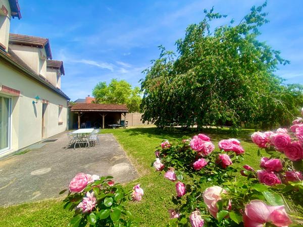 Maison familiale bourg de Chaingy 5 chambres garage, jardin.