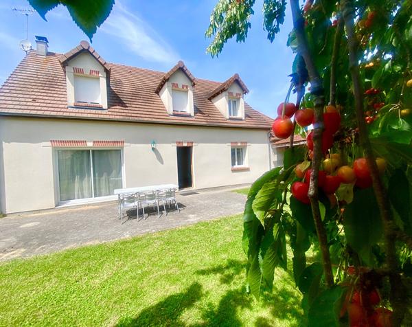 Maison familiale bourg de Chaingy 5 chambres garage, jardin.