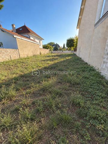Vous souhaitez construire votre future maison à Pont-à-Mousson ? 
Découvrez ce terrain à bâtir d'une superficie de 344m², idéalement situé à proximité des commerces, écoles, transports et principaux axes routiers.

Les atouts :
- Terrain plat ;
- Libre de constructeur ;
- Largeur de façade : 10m environ
- Profondeur du terrain : 40m 
- Viabillisation à proximité.

Un terrain offrant de belles possibilités pour concrétiser votre projet de construction.